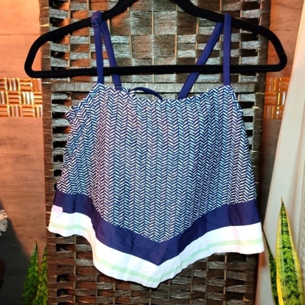 NWOT built in bra crop top tie back adjustable athletic swim sport bra top